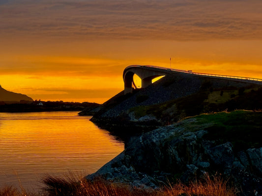 Atlanterhavsveien i solnedgang – der havet møter himmelen